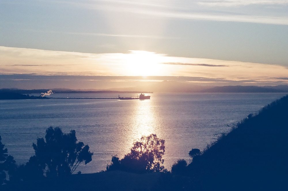 Petroliera ormeggiata presso una raffineria in California al tramonto